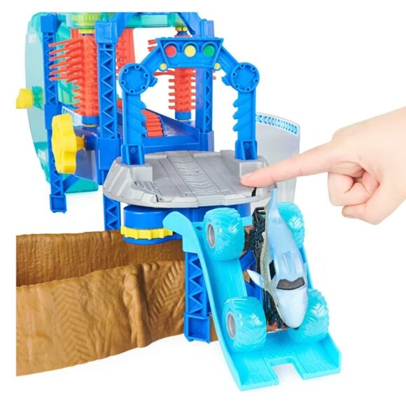 Monster Jam, Megalodon Monster Wash Playset with Color-Changing 1:64 Vehicle - Picture 5 of 6